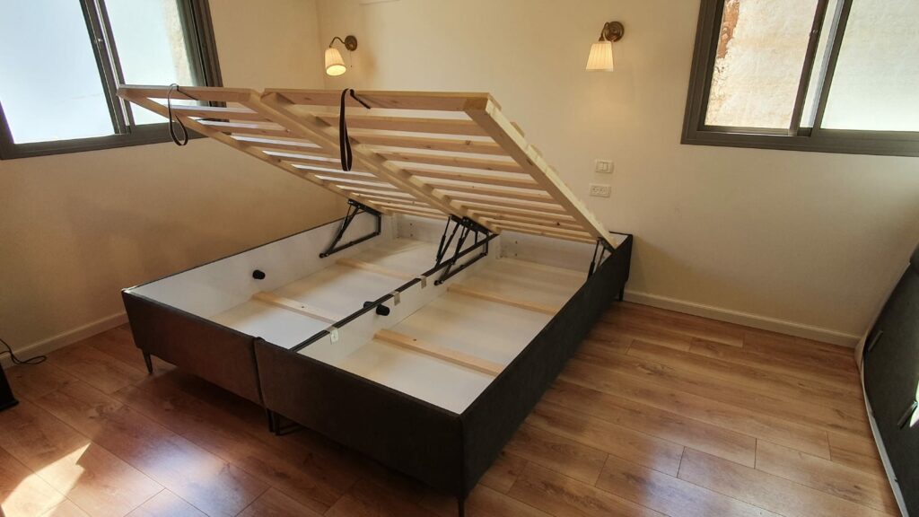 מיטה יהודית עם ארגז מצעים